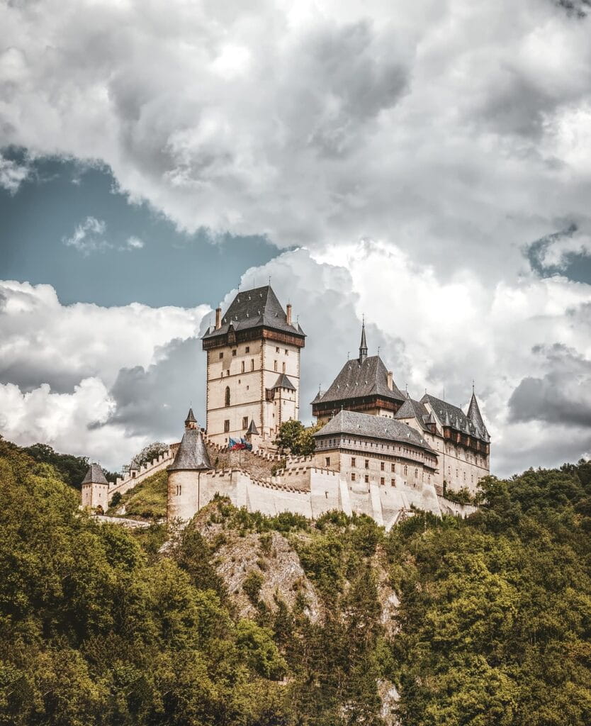 Gotische Kaiserburg in Tschechien: Die majestätische Burg Karlstein nahe Beroun