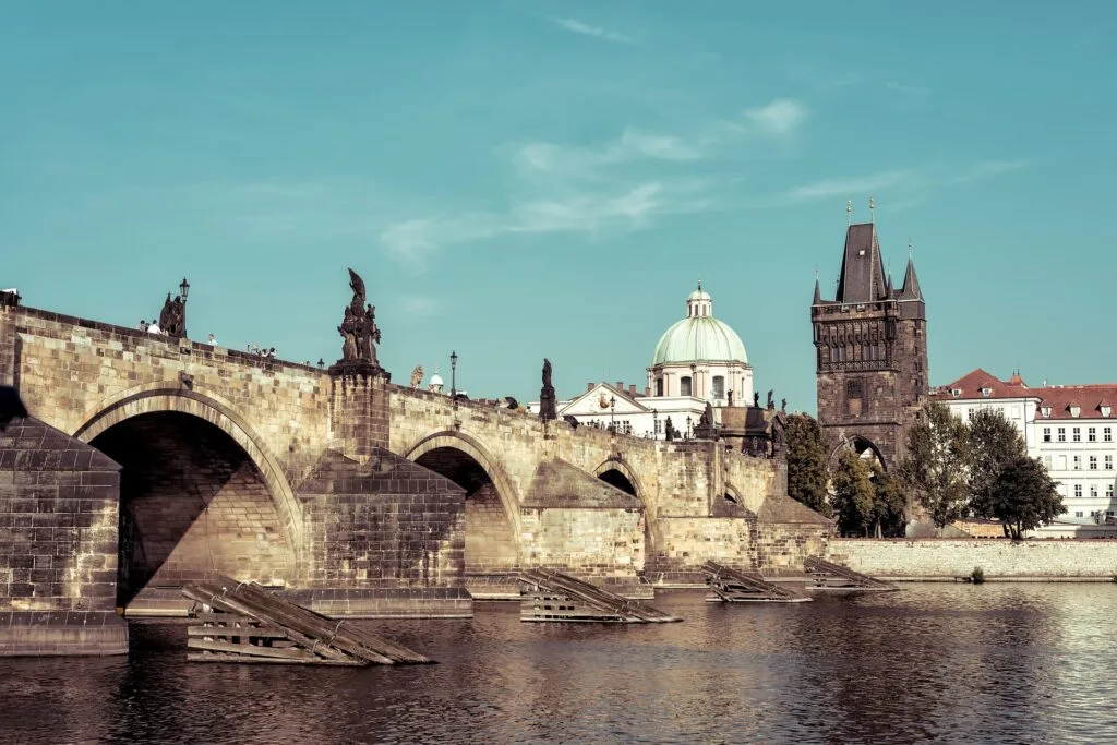Sommeraufnahme der weltberühmten Karlsbrücke (Karlův most