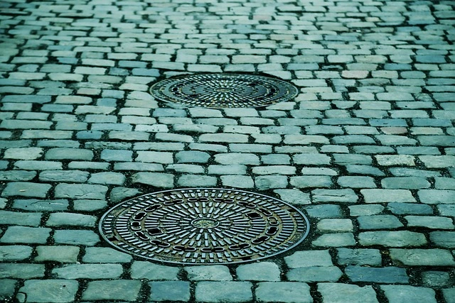 ein typisches Straßenbild aus der historischen Altstadt von Prag