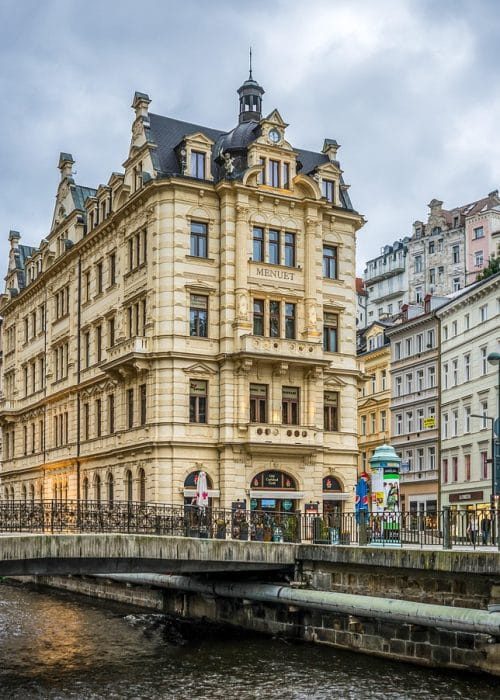 Historische Bäderarchitektur in Karlsbad: Das Haus Menuet an der Mühlbrunnkolonnade