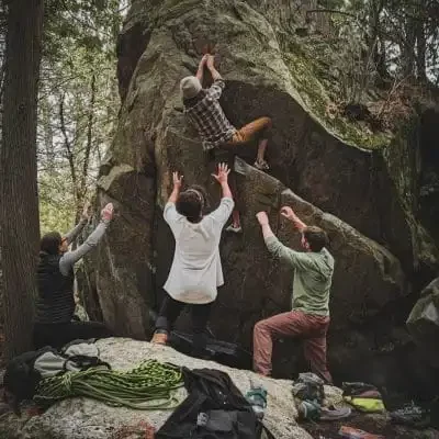 Boulderurlaub in Tschechien: Entspanntes Bouldern über dem Crashpad in Petrohrad