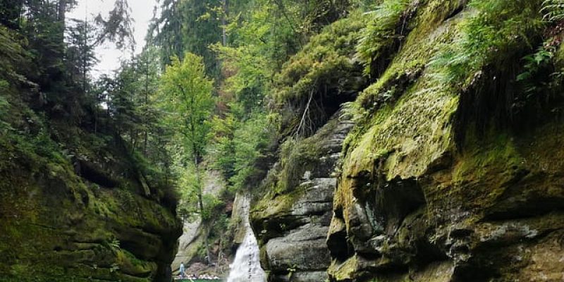 Tschechien-unplugged: Bootsfahrt durch die wilde Edmundsklamm in der Böhmischen Schweiz